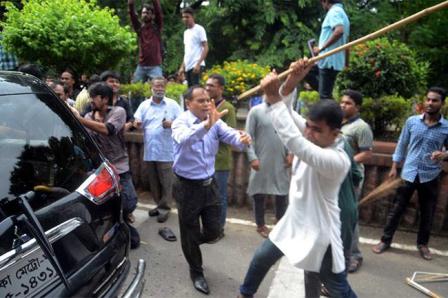 ঢাকা বিশ্ববিদ্যালয়ের ভিসির গাড়িতে ছাত্রলীগের হামলা।।