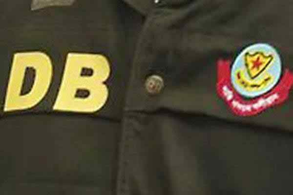 গুলশানে জঙ্গী হামলা থেকে বেঁচে ফেরাদের জিজ্ঞাসাবাদ করছে ডিবি ....