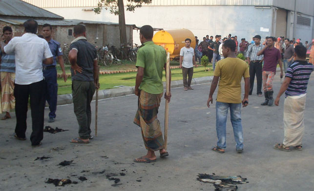 বকেয়া বেতনের দাবিতে সাভারে গার্মেন্টস শ্রমিকদের বিক্ষোভে মালিকের গুন্ডাদের হামলা , আহত ১০ ।।