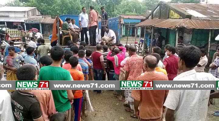 বাজারে চিনির দামের উর্ধগতি তাই নাটোরের লালপুরে চিনির জন্য দীর্ঘ লাইন