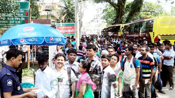 বেনাপোল ইমিগ্রেশনে যাত্রীর ঢল ।। নাকাল ইমিগ্রেশন সংশ্লিষ্টরা