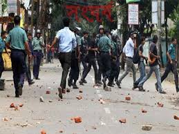 হাতিয়ায় আওয়ামিলীগের দু'গ্রুপের সংঘর্ষ: ৫ পুলিশসহ অর্ধশতাধিক আহত....