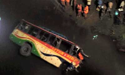 ত্রিশালে ব্রিজের রেলিং ভেঙে নদীতে বাস।। নিহত ১আহত ৩৭