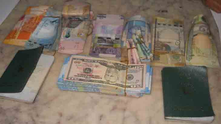 বেনাপোলে বিপুল পরিমাণ বিদেশি মুদ্রাসহ আটক ২