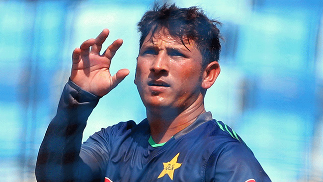 পাক বোলার ইয়াসির শাহের ঘূর্ণিতে দিশেহারা ইংলিশরা।।