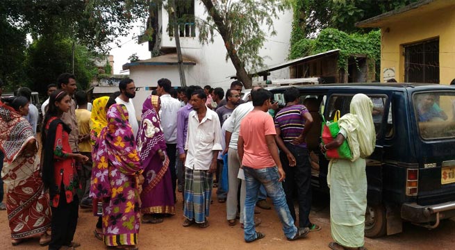 উন্নয়ন না করায় তৃণমূল নেতার বাড়ি ভাঙচুর