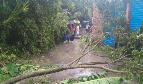 মুন্সীগঞ্জে ঝড়ে ব্যাপক ক্ষয় ক্ষতি, ২০০ বাড়িঘর বিধস্ত।।   