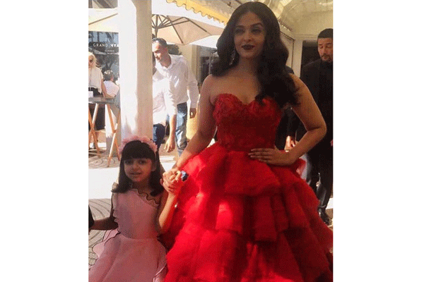 কানের আন্তর্জাতিক ফিল্ম ফেস্টিভ্যালে ঐশ্বরিয়ার সঙ্গে হাজির লিটল প্রিন্সেস আরাধ্যাও।।   