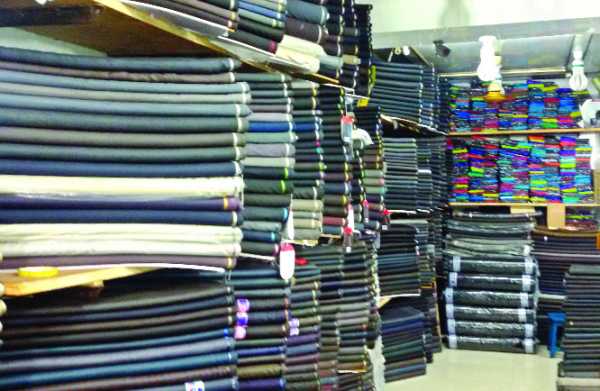 বিনা শুল্কে আমদানি কাপড়ে বাজার সয়লাব।।