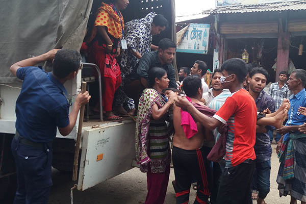 তীব্র তাপদাহে গাজীপুরে ১১টি পোশাক কারখানার ৩ শতাধিক শ্রমিক অসুস্থ।।   