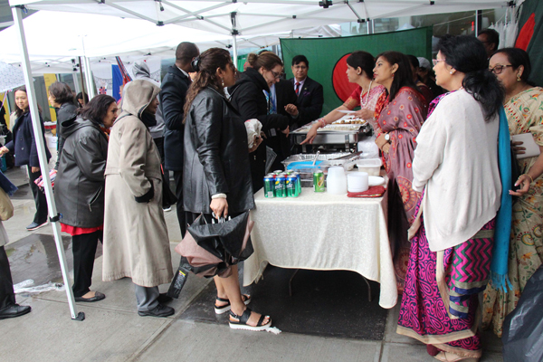 জাতিসংঘে আন্তর্জাতিক মেলায় বাংলাদেশ স্টলে উপচে পড়ছে বিদেশিদের ভীড়।।   