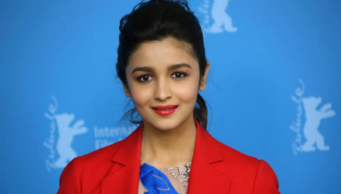 কিশোরীর মত দেখায় বলিউড স্টার আলিয়া ভাটকে লন্ডনের বারে ঢুকতে দেওয়া হল না।।   