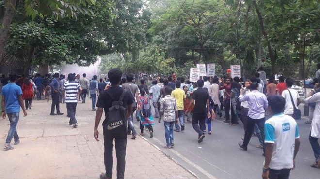 ভাস্কর্য সরানোর প্রতিবাদ বিক্ষোভে পুলিশের টিয়ার গ্যাস জল কামান ।।দেশের সব ভাস্কর্য অপসারণের দাবি তুলেছে হেফাজত