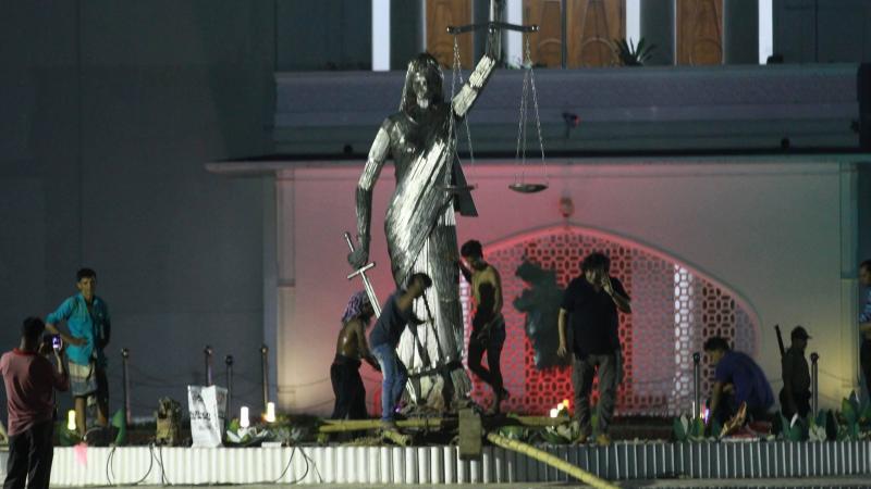 ভাস্কর্য সরানোর ঘটনায় প্রতিবাদ করায় হত্যাচেষ্টাসহ ৯টি ধারায় ১৪০ জনের বিরুদ্ধে মামলা।।   