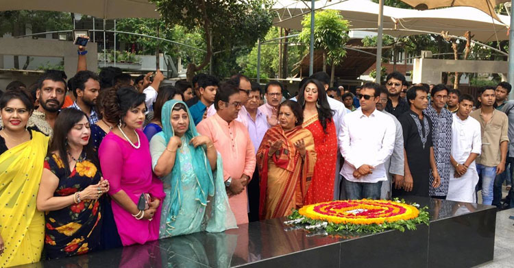 বঙ্গবন্ধুর প্রতিকৃতিতে বাংলাদেশ চলচ্চিত্র শিল্পী সমিতির শ্রদ্ধা নিবেদন।।