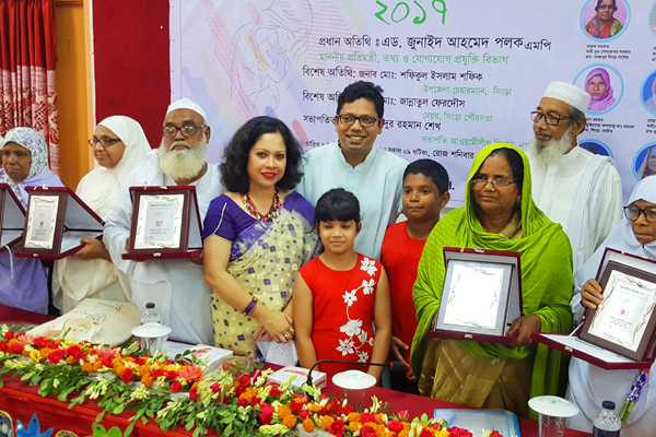 নাটোরে প্রজ্ঞাময়ী মা সম্মাননা পেলেন ৮ মা।।   