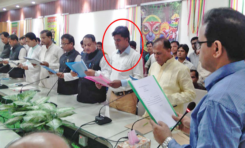 বাঁশখালীতে পুলিশ খুঁজে না পেলেও এমন ফেরারি আসামিকে শপথ পড়ালেন ডিসি।।   