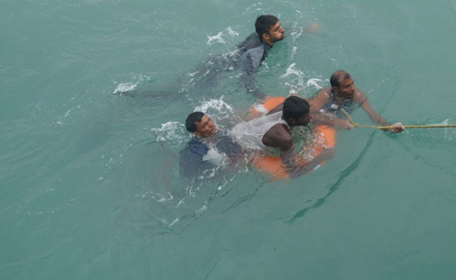 ঘূর্ণিঝড় মোরা'র প্রভাবে নিঁখোজ হওয়া ৩৩ বাংলাদেশিকে গভীর বঙ্গোপসাগর থেকে উদ্ধার করল ভারতীয় নৌবাহিনী।।   