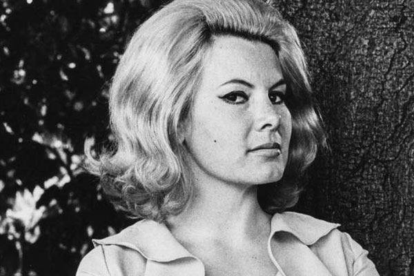 জনপ্রিয় ব্রিটিশ জেমস বন্ড অভিনেত্রী মলি পিটার্স আর নেই।।   