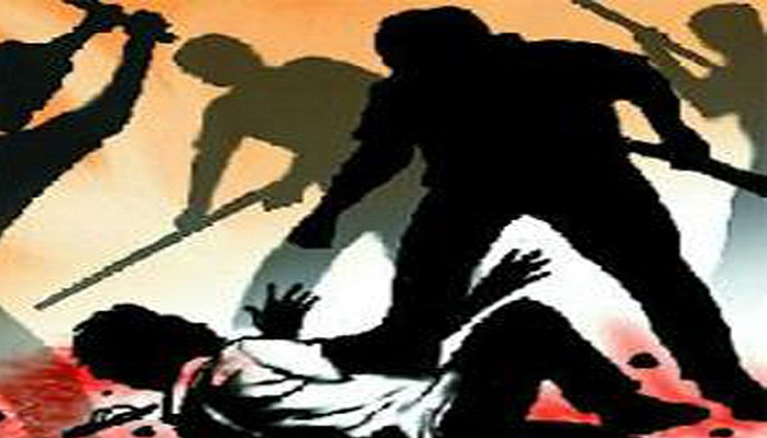 খুলনার ডুমুরিয়ায় প্রতিমন্ত্রীর বাসভবনে ইউপি চেয়ারম্যান সুরঞ্জিতের হাতে স্কুল শিক্ষক আনিচুর রহমানকে মারধর....