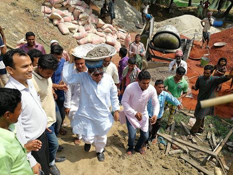 মন্ত্রী আর শ্রমিক একই সুতোয় আবদ্ধ, নিজ নির্বাচনী এলাকায় এমনই দৃষ্টান্ত স্থাপন করলেন প্রতিমন্ত্রী জুনাইদ আহমেদ পলক।।