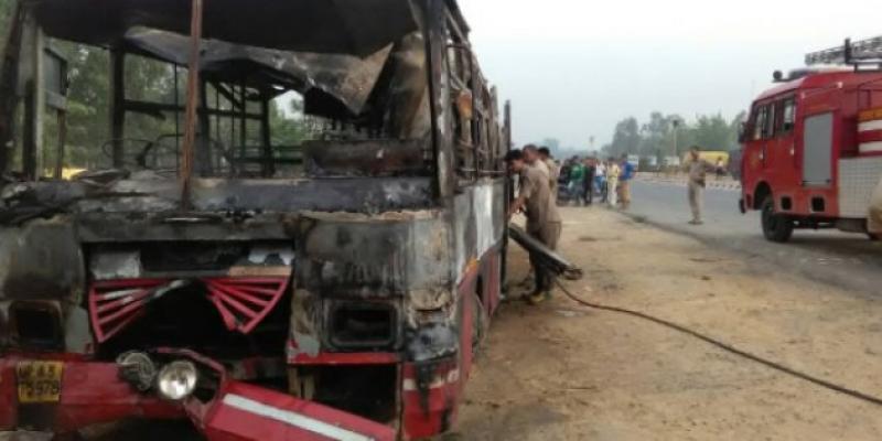 ভারতের উত্তর প্রদেশে যাত্রীবাহী বাস ও ট্রাকের সংঘর্ষ, নিহত ২২।।