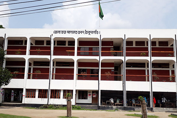 ঠাকুরগাঁওয়ে আড়াই মাস ধরে আইনজীবীদের আদালত বর্জন,ভোগান্তিতে বিচারপ্রার্থীরা।।   