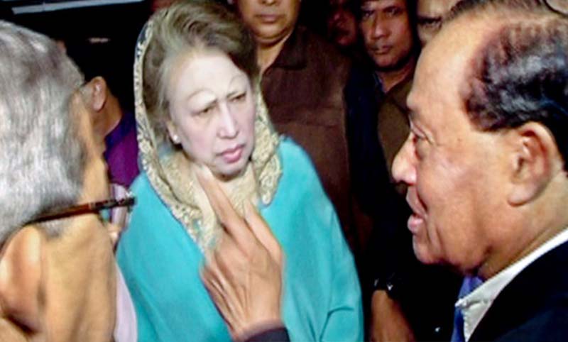 মওদুদ আহমদকে দেখতে গেলেন বিএনপি চেয়ারপার্সন খালেদা জিয়া।।   