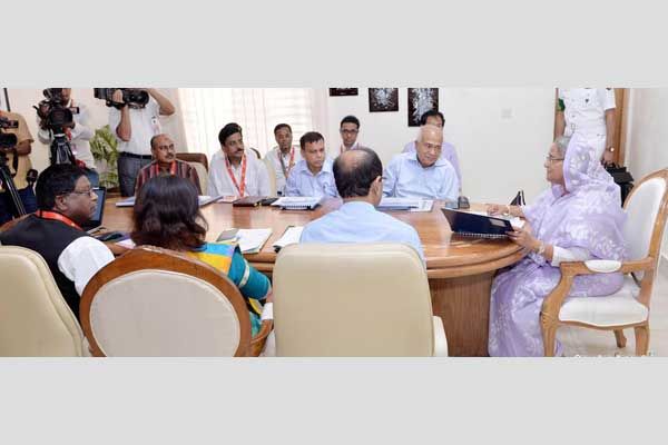 বস্তিবাসীর জন্য ফ্লাট নির্মাণের প্রেজেন্টেশন দেখলেন প্রধানমন্ত্রী শেখ হাসিনা।।   