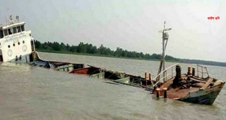 সুন্দরবনের মোংলা বন্দর চ্যানেলে ডুবে যাওয়া কার্গো উদ্ধারে কাজ শুরু।।   