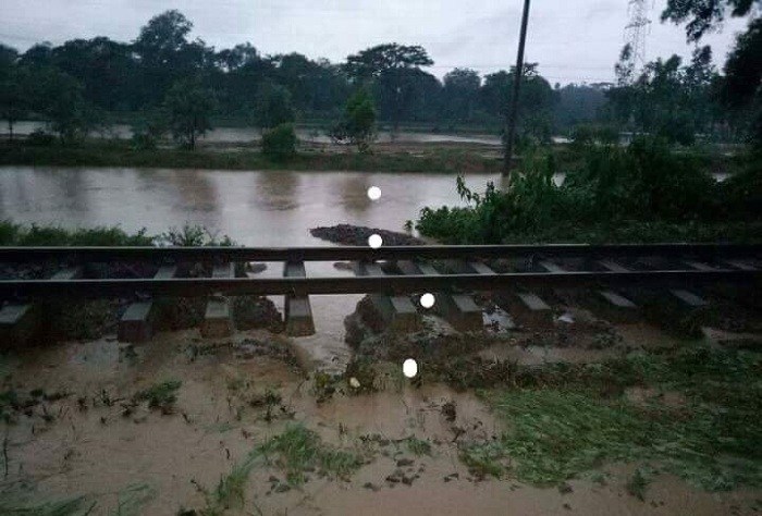 মাটি সরে যাওয়ায় ঝুঁকিতে চট্টগ্রাম রুটের ৬ কিলোমিটার রেলপথ