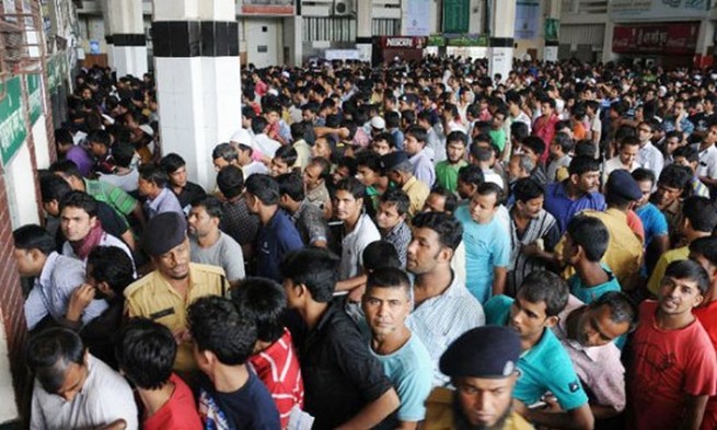 বৃষ্টিকে উপেক্ষা করেই আগাম টিকিটের আশায় বাস-ট্রেনের কাউন্টারে ঘরমুখো যাত্রীদের দীর্ঘ লাইন।।   