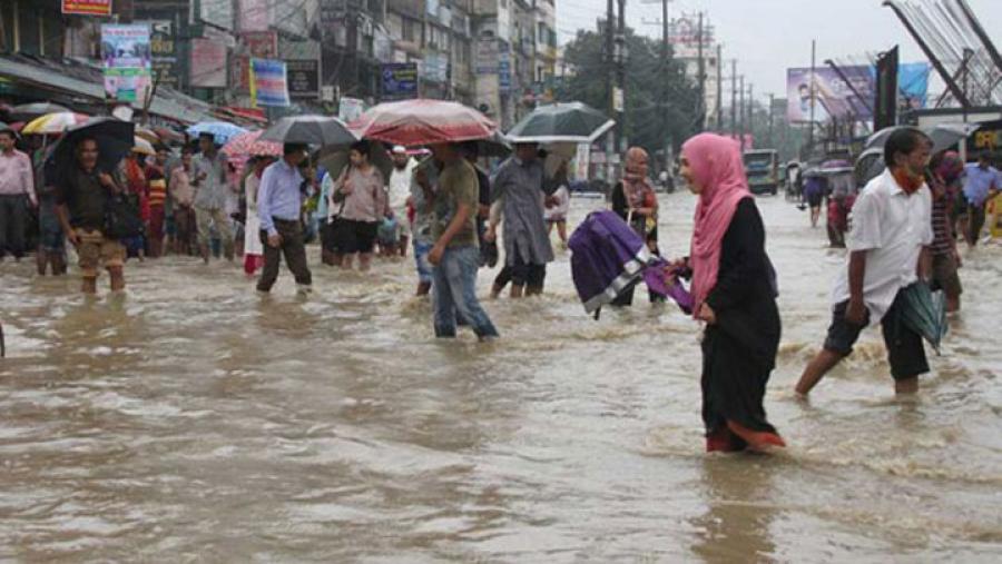 চট্টগ্রামে ভারী বৃষ্টিতে রাস্তায় হাঁটু পানি।।   