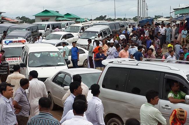 মানিকগঞ্জের পাটুরিয়া-দৌলতদিয়া নৌ-রুটে বন্ধ ফেরি,যাত্রীদের ভোগান্তি।।   