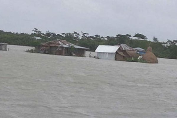 নিম্নচাপের প্রভাবে ভোলায় বেড়িবাঁধে ধস, পানিবন্দি অর্ধলক্ষাধিক মানুষ।।   