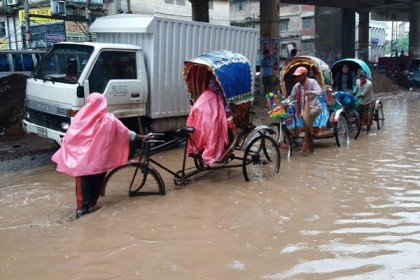 অবিরাম বৃষ্টিতে খুলনায় জলাবদ্ধতা।।      