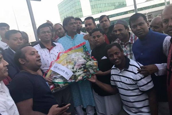 আওয়ামীলীগের সাংগঠনিক সম্পাদক এনামুল হক শামীমকে রোম বিমানবন্দরে ফুলেল শুভেচ্ছা।।   