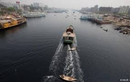 বুড়িগঙ্গায় বালুবাহী জাহাজের ধাক্কায় ট্রলারডুবি, নিখোঁজ ১০।।