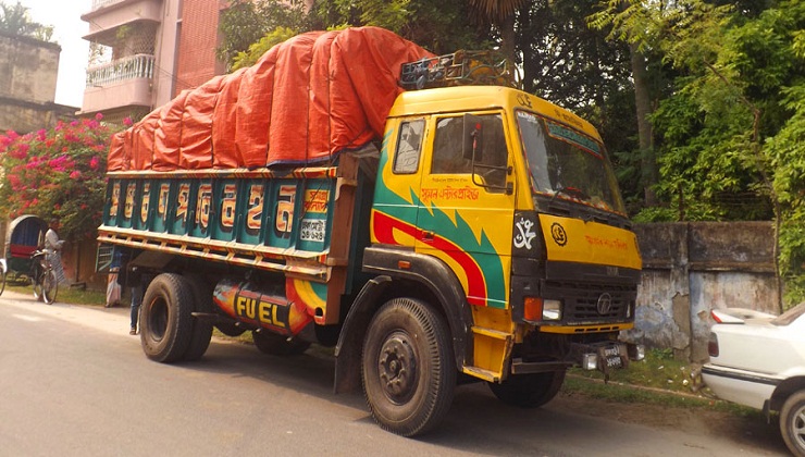 ১ কোটি ৩০ লাখ টাকার ভারতীয় শাড়িসহ ট্রাক জব্দ