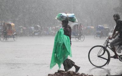 মৌসুমি বায়ুর প্রভাবে সকাল থেকে দেশজুড়ে শুরু হয়েছে বৃষ্টি ।। থাকবে আরও তিন দিন