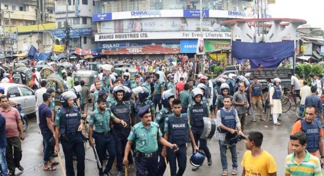 চট্টগ্রাম নিউমার্কেটে পুলিশ–হকার সংঘর্ষ ।। ২১ রাউন্ড ফাঁকা রাবার বুলেট