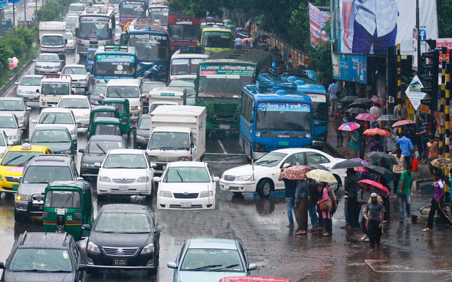 সকাল থেকে তুমুল বৃষ্টিতে তীব্র যানজট, নাকাল রাজধানীর জাবনযাত্রা ।।   