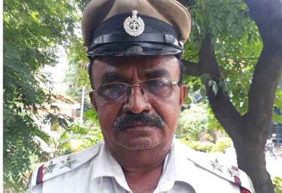 রাষ্ট্রপতির কনভয় থামিয়ে আগে অ্যাম্বুলেন্সকে যেতে দিলেন বেঙ্গালুরুর পুলিশকর্মী, প্রশংসা সকল মহলের.....