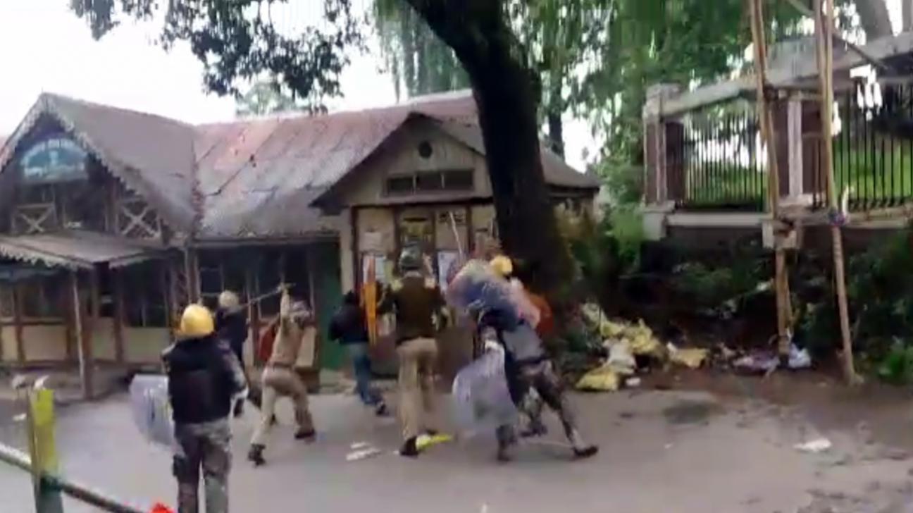 পশ্চিমবঙ্গের দার্জিলিং এ ডাকা সর্বদলীয় বৈঠকে যোগ দেয়নি অধিকাংশ দল ।