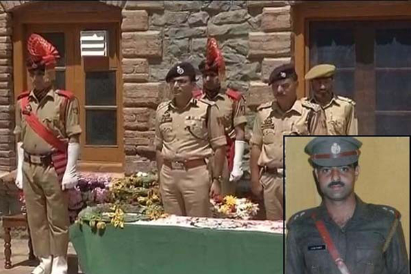 কাশ্মীরে মসজিদের ছবি তোলায় পুলিশ অফিসারকে নগ্ন করে পিটিয়ে হত্যা ।