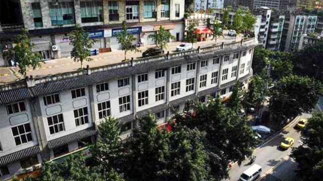 চীনে ৫ তলা ভবনের ছাদে তৈরী করা হয়েছে রাস্তা ।