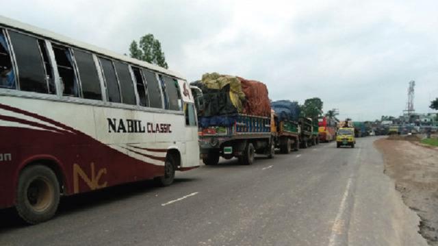 ঈদে শেষ মুহুর্তে ঘরমুখী মানুষ ।। দুই মহাসড়কে গাড়ির চাপ থাকলেও জট নেই....