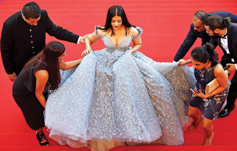 এবার নিজের ছবিতে গায়িকা রুপে আত্মপ্রকাশ করছেন ঐশ্বরিয়া রাই বচ্চন।।