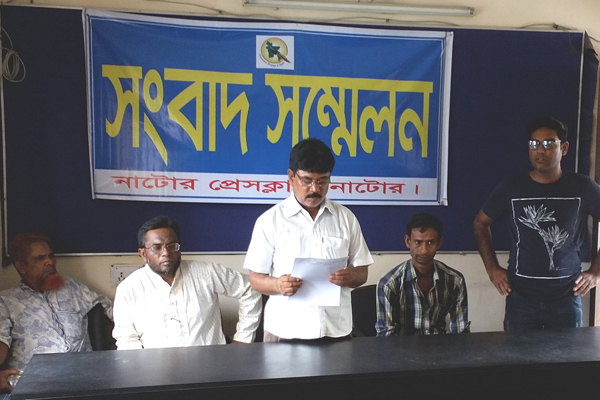 নাটোরে আসামিদের ছেড়ে দেয়ায় নিরাপত্তার দাবিতে ভুক্তভোগীদের সংবাদ সম্মেলন।।