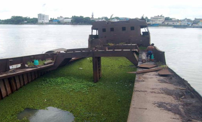 নারায়ণগঞ্জের শীতলক্ষ্যা পাড়ে মুক্তিযোদ্ধাদের বীরত্বের চিহ্ন স্মারক স্বরূপ পাকিস্তানি জাহাজটি ভেঙে বিক্রির চেষ্টা